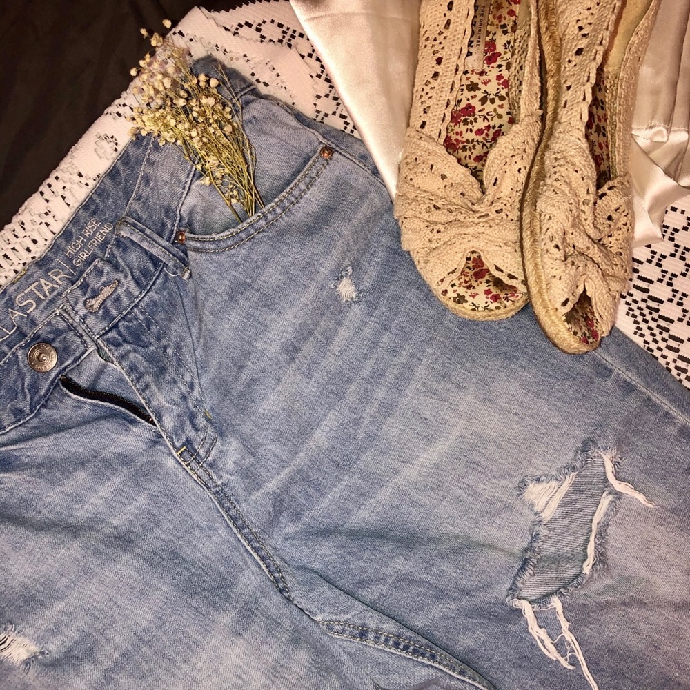 Light blue girlfriend jeans with fashioned rips